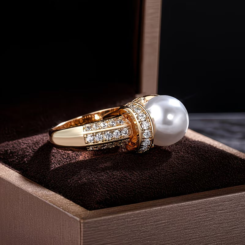 Close-up of the crown-shaped setting around the pearl