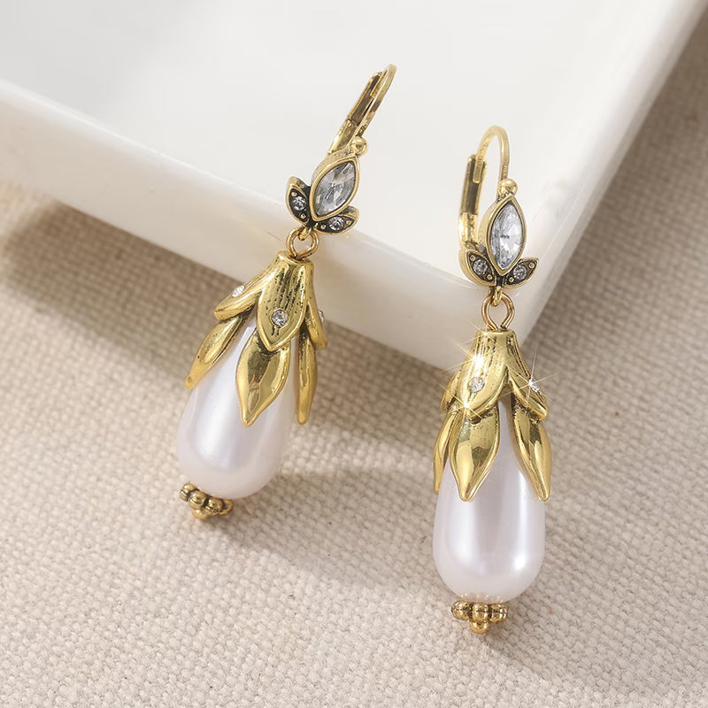 Close-up of the botanical frame cradling a single pearl