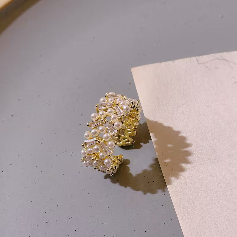 Side angle of the adjustable pearl leaf ring