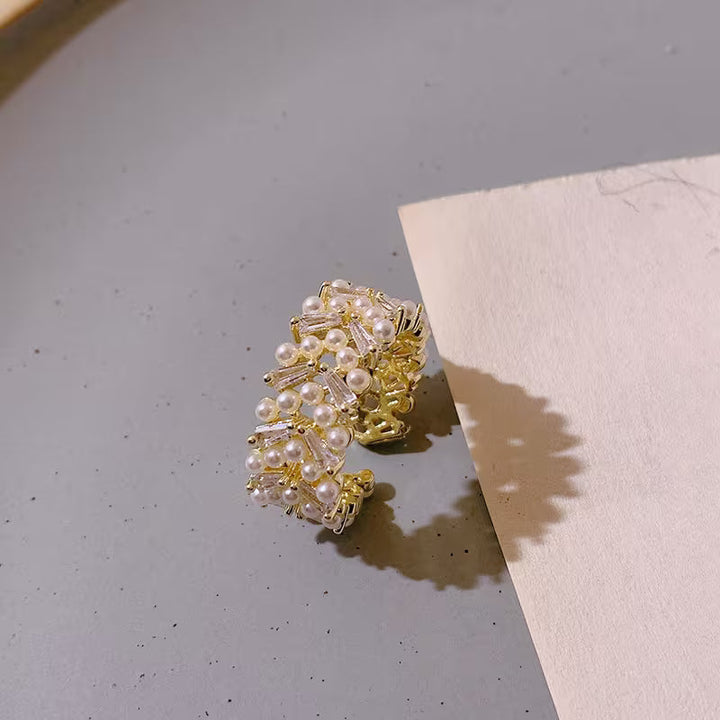 Side angle of the adjustable pearl leaf ring