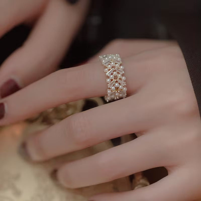 Close-up of the leaf-wrapped band cradling the pearl