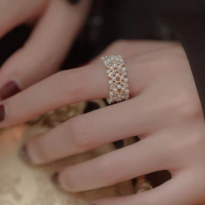 Close-up of the leaf-wrapped band cradling the pearl