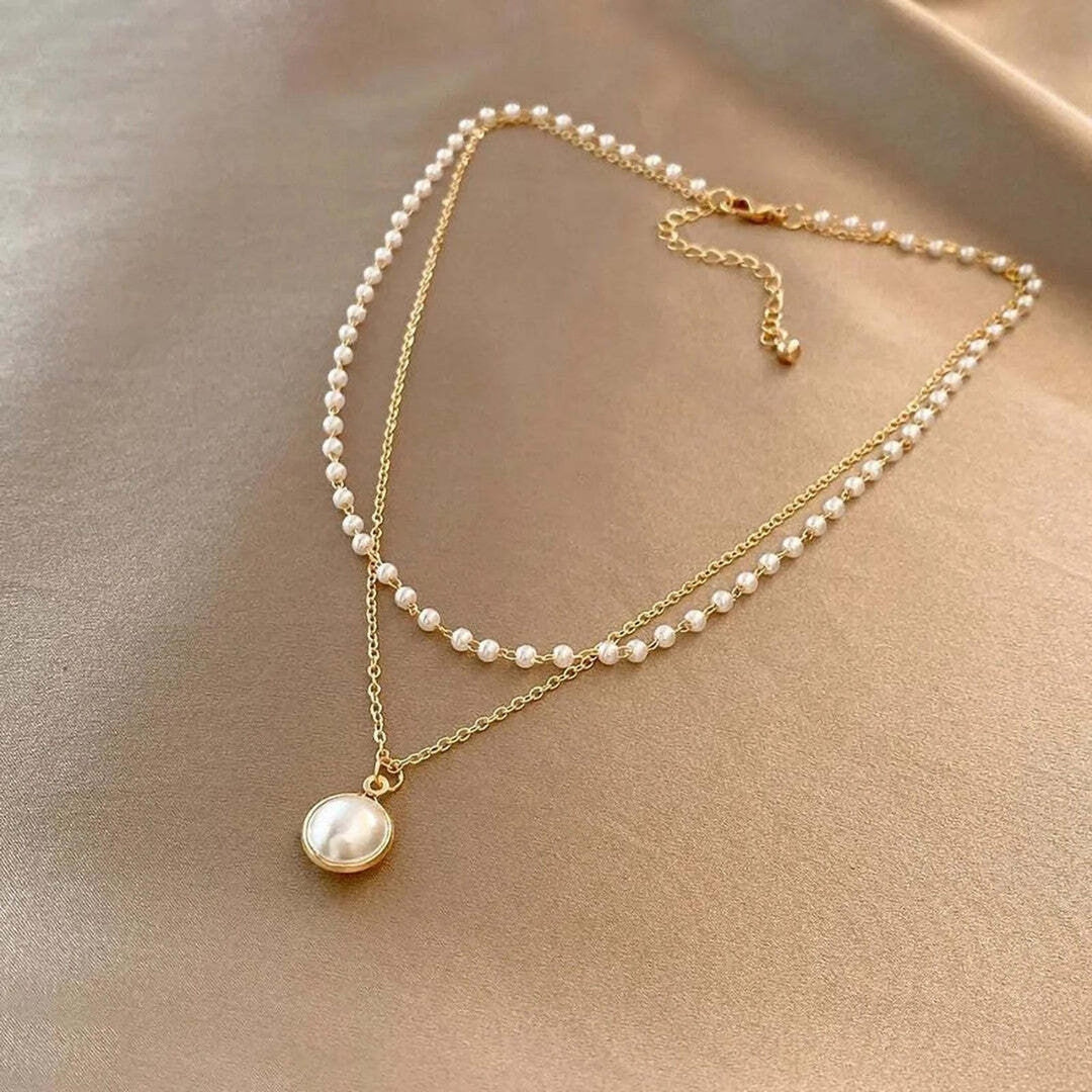 Main shot of the lustrous pearl pendant necklace