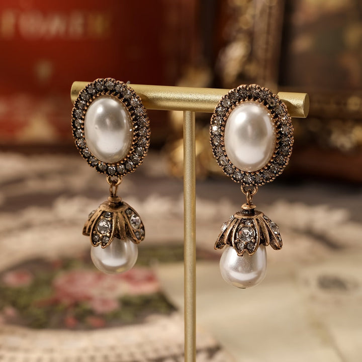 Close-up of the gold frame surrounding the pearl
