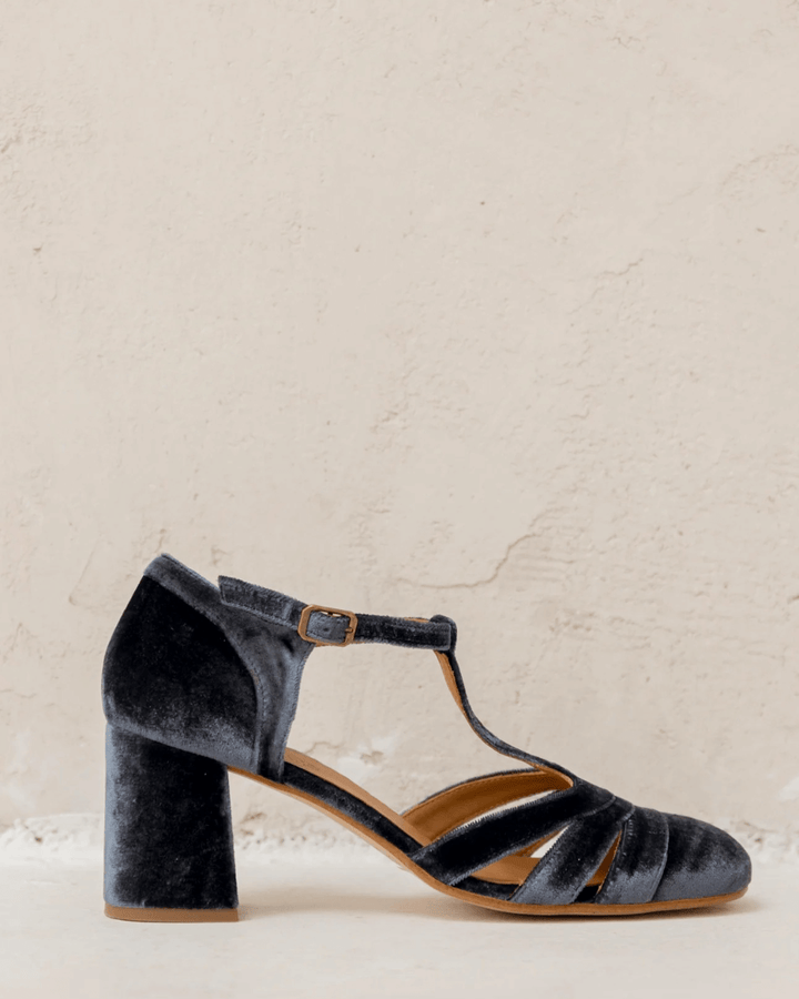 Shoe With T-Bar And Stable — product view