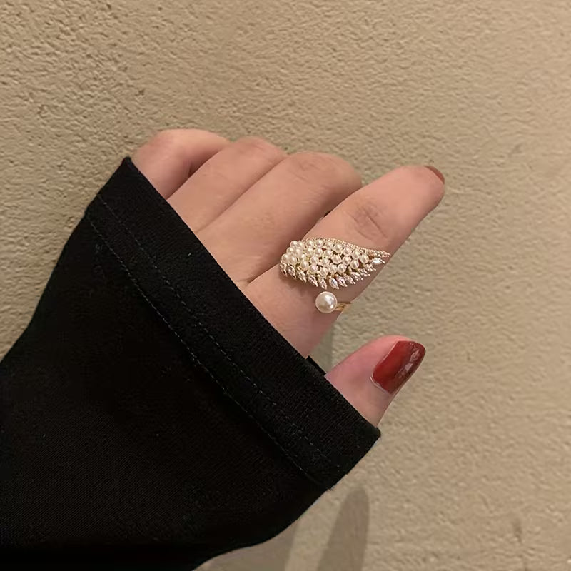Close-up of the angel-wing band wrapped around the pearl