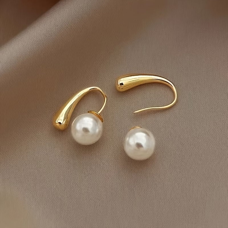 Close-up of the curved arc frame on the pearl earrings