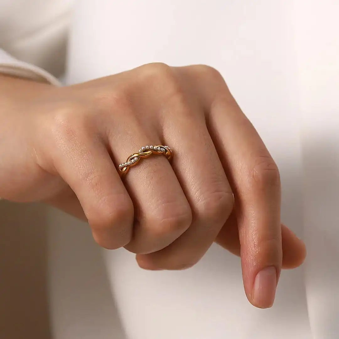 Close-up of the twisted band and pearl detail