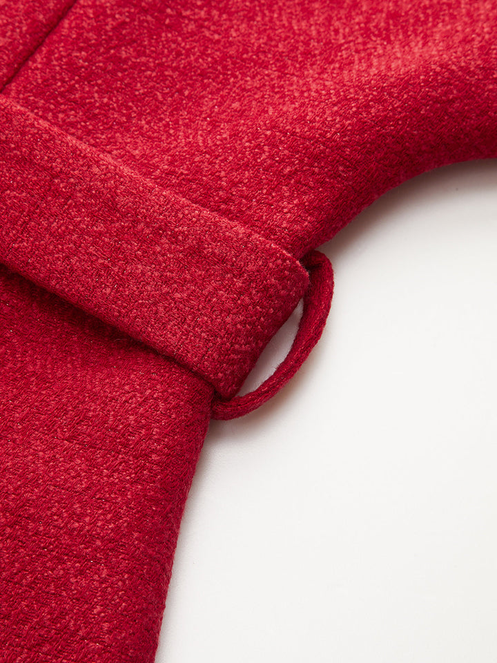 Close-up riemlus en gevlochten rode tweed structuur van het vest