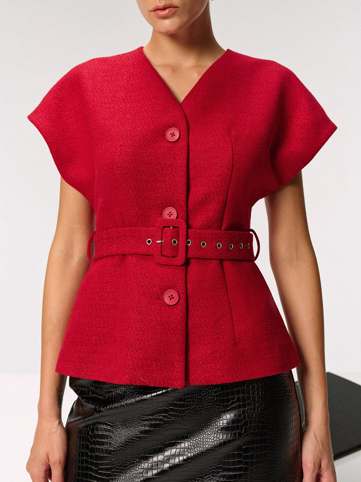 Detail rood tweed vest met knoopsluiting, kapmouwen en getailleerde pasvorm