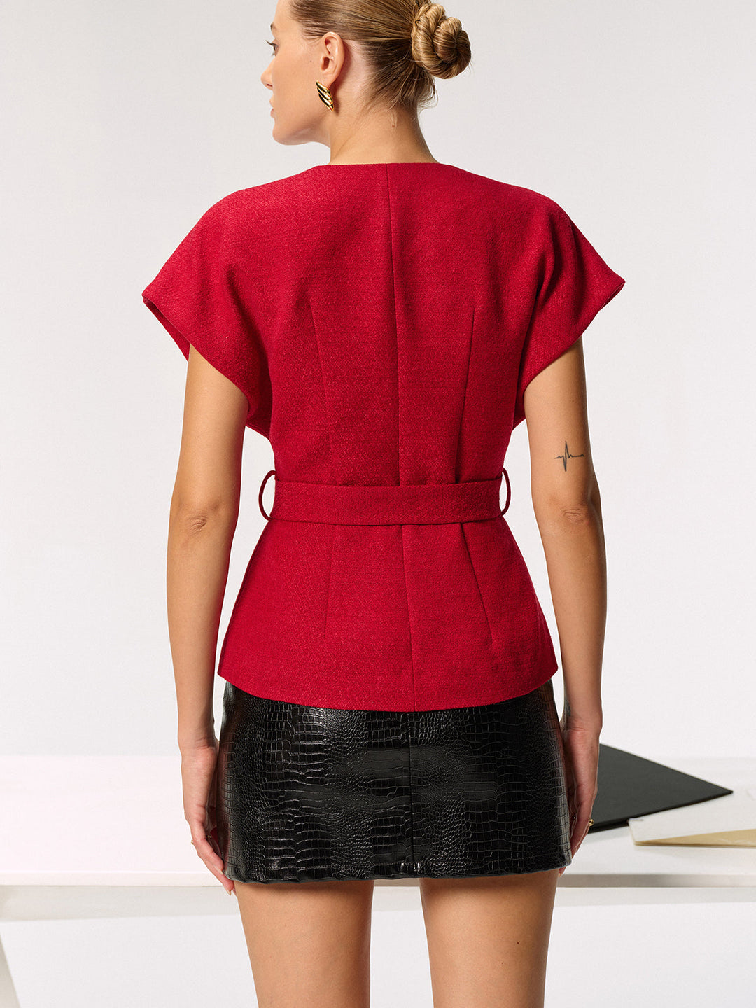 Taille detail rood tweed vest met brede stoffen riem en vierkante gesp