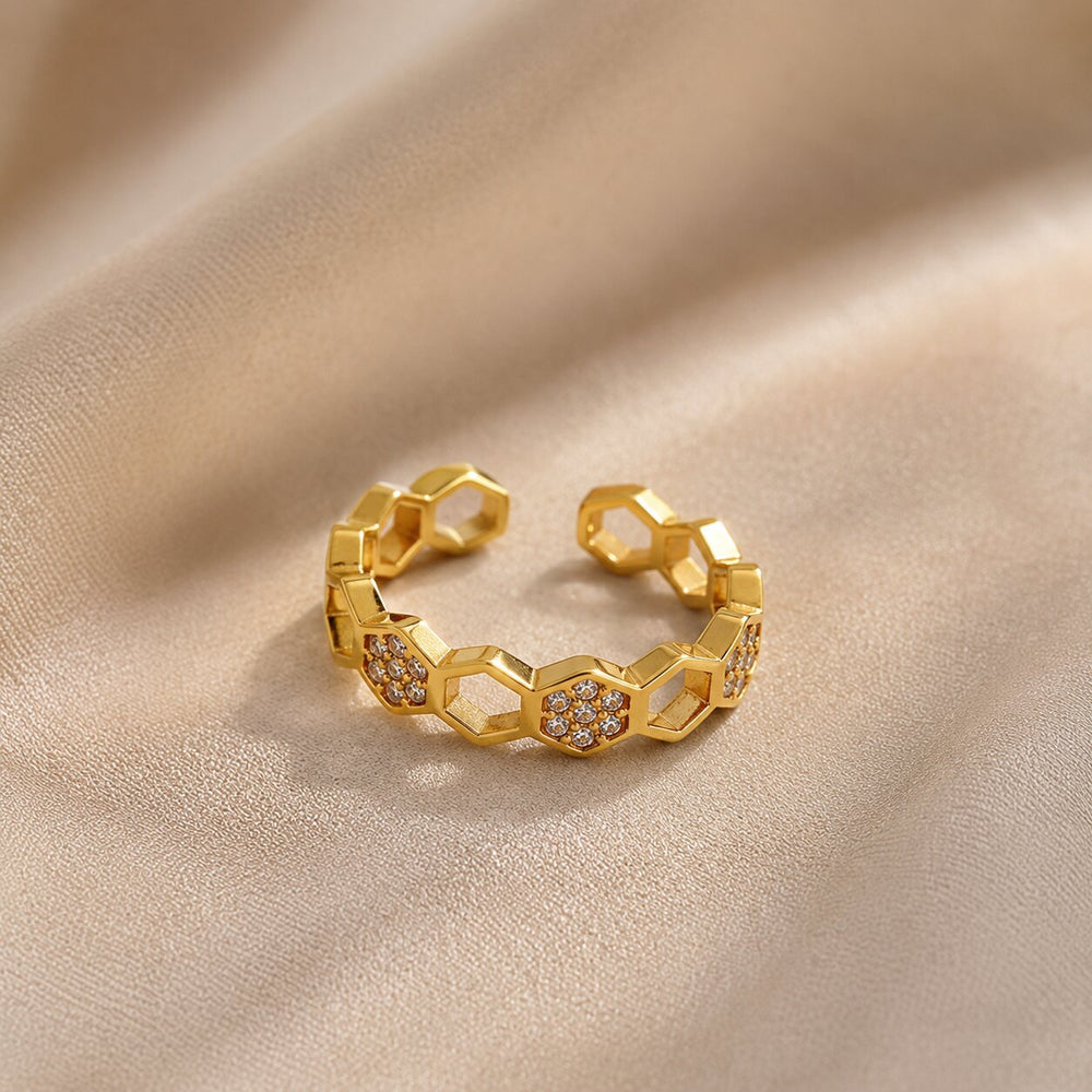 Close-up of the twisted chain and zircon accent