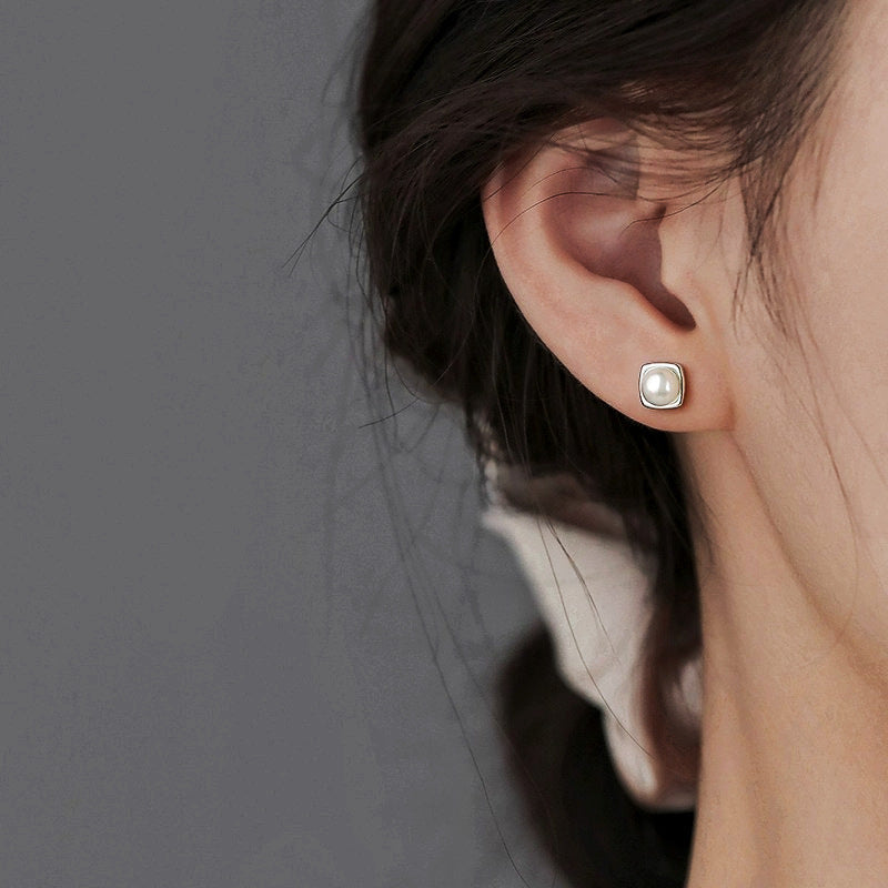 Close-up of the freshwater pearl and hook detail