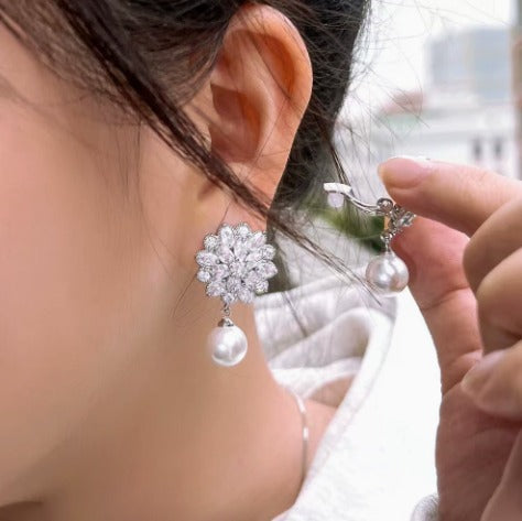 Close-up of the flower-shaped clip mechanism