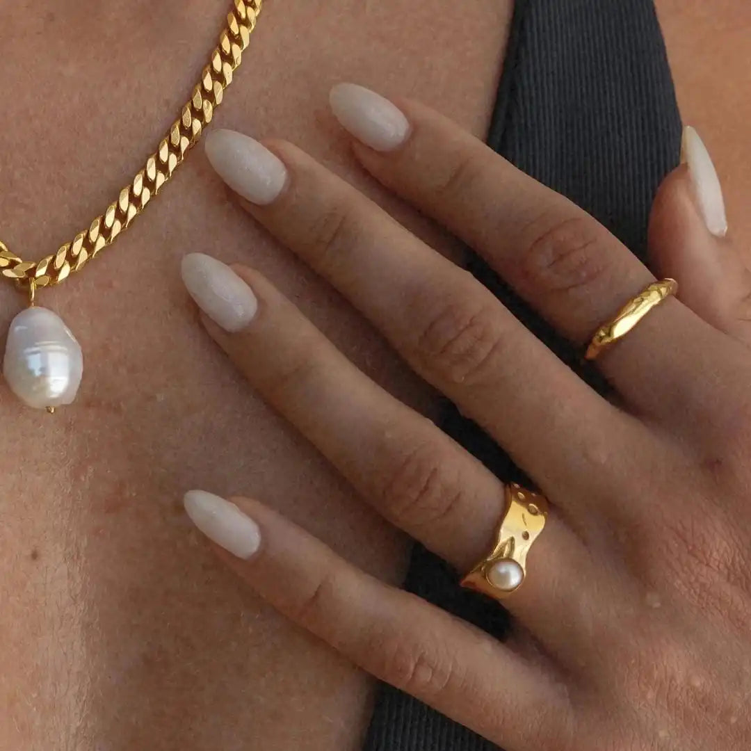 Close-up of the pearl setting
