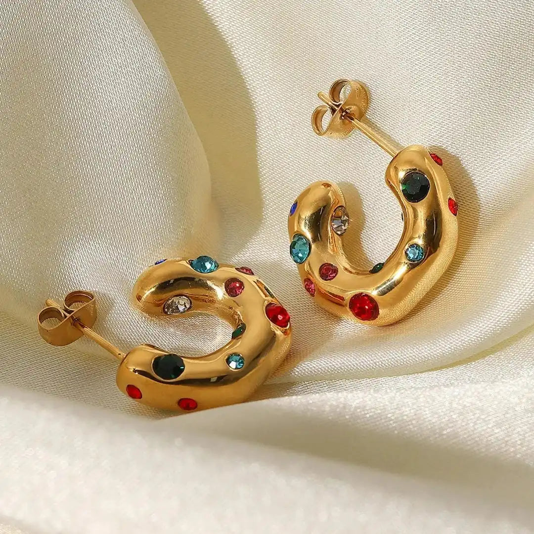 Close-up of the pave zircon detail
