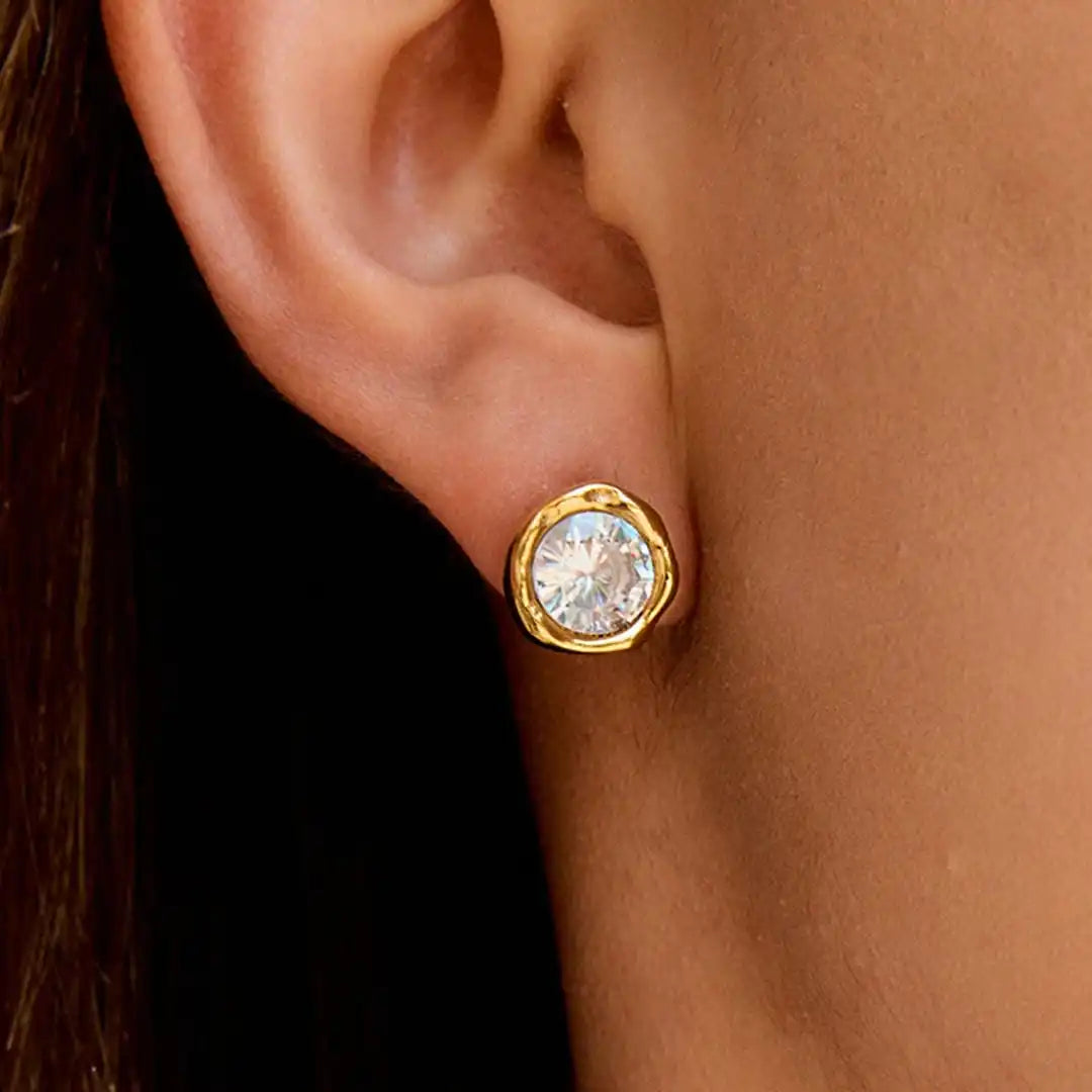 Close-up of the round zirconia stone