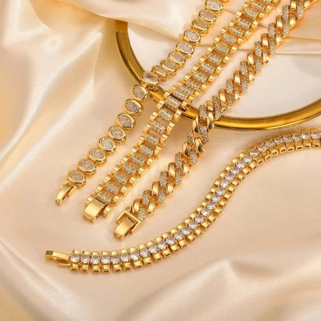 Close-up of the paperclip chain and zirconia detail
