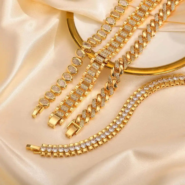 Close-up of the paperclip chain and zirconia detail