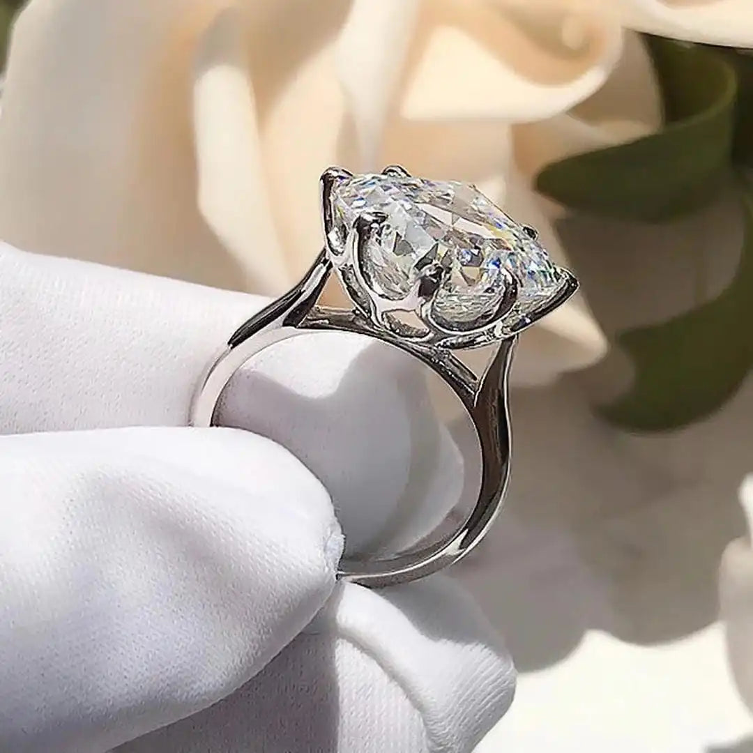 Main shot of the princess-cut zirconia gold ring