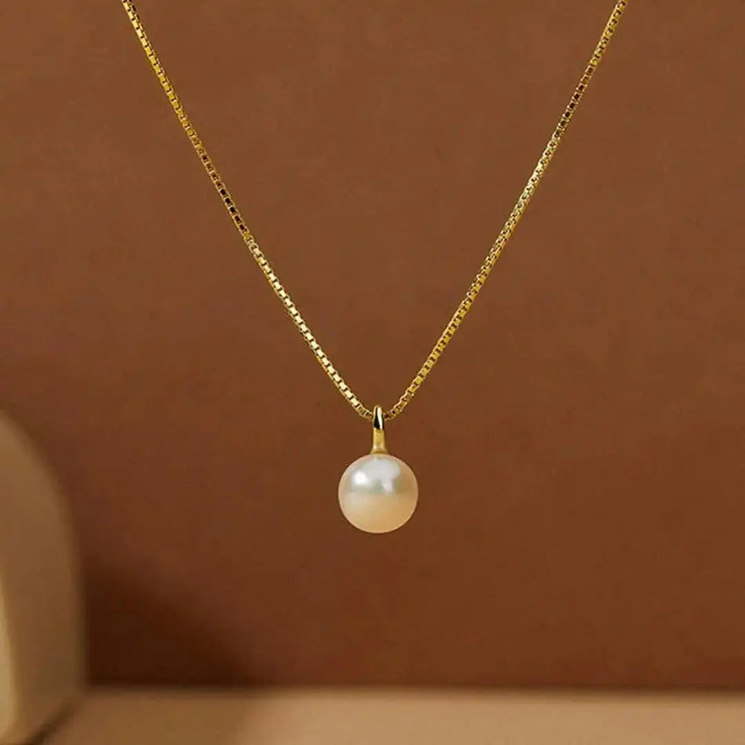 Main shot of the round pearl pendant necklace