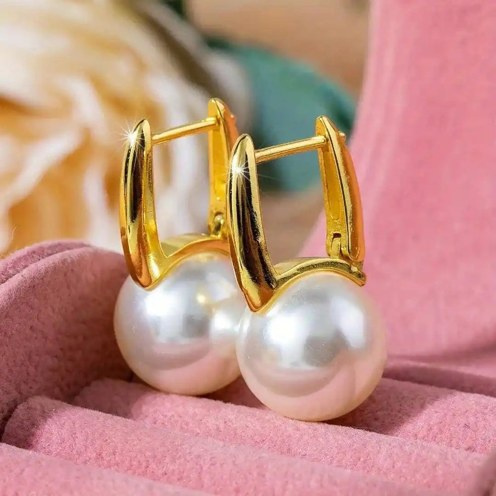 Close-up of the pearl setting