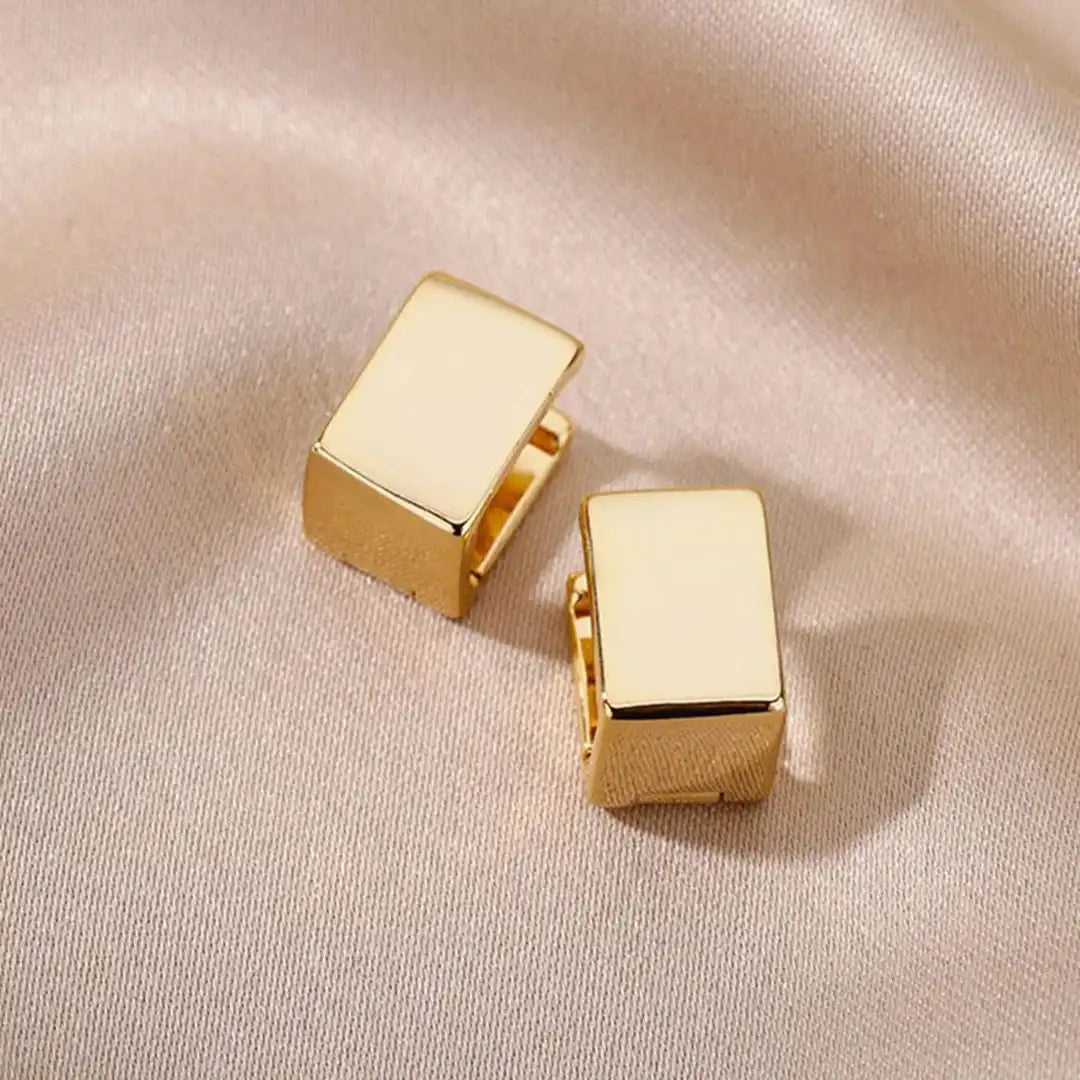 Main shot of the geometric square hoop earrings