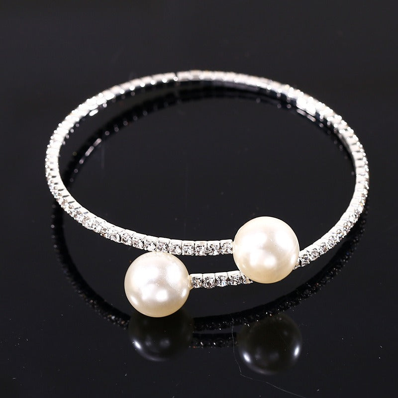 Model wearing the adjustable pearl bracelet on the wrist