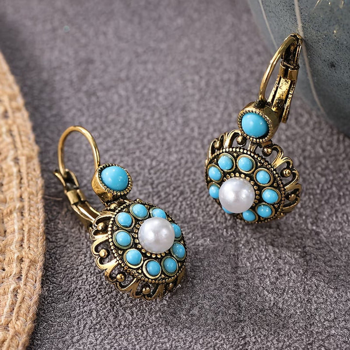 Detail of the pearl and turquoise combination