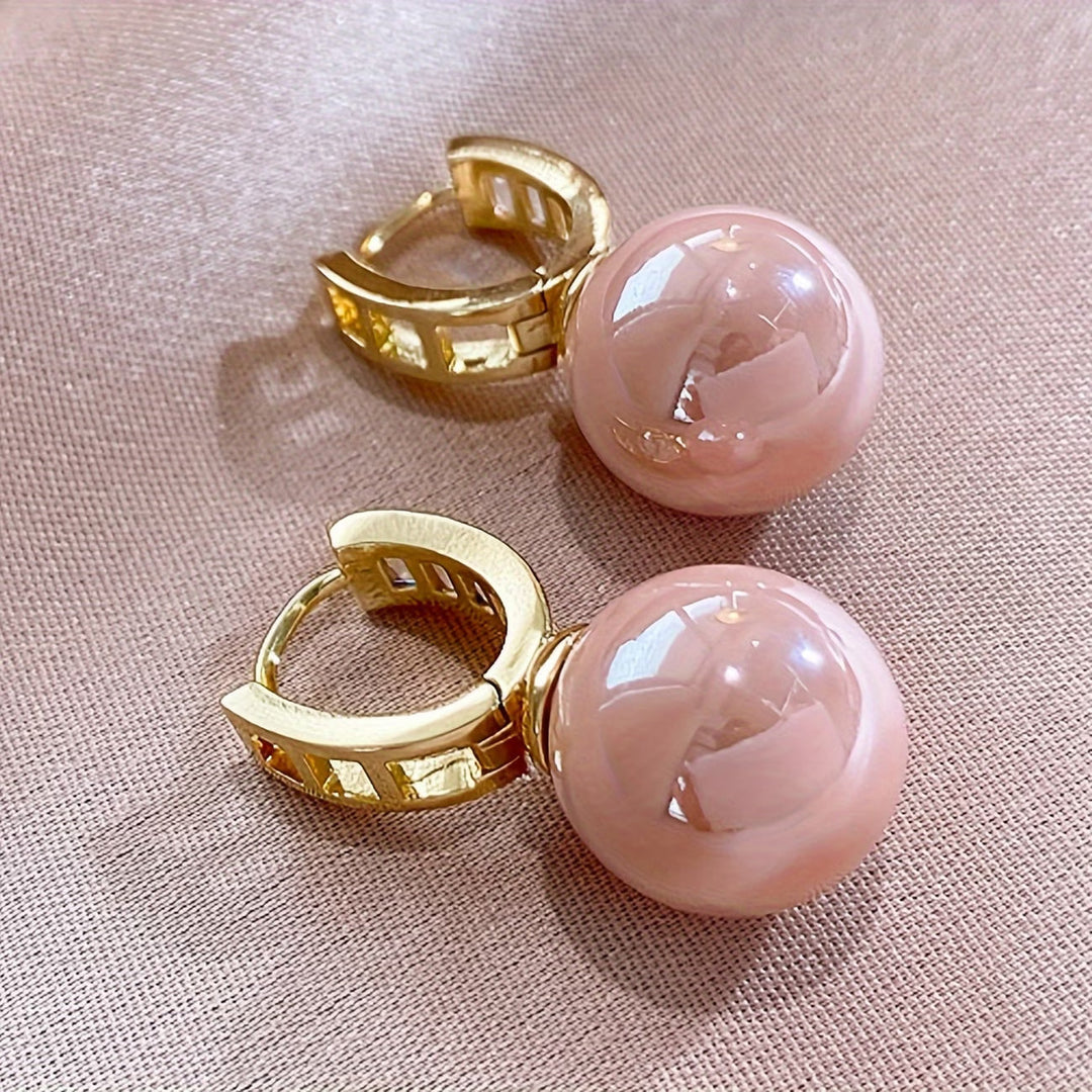 Close-up of the rose-shaped setting and pearl drop