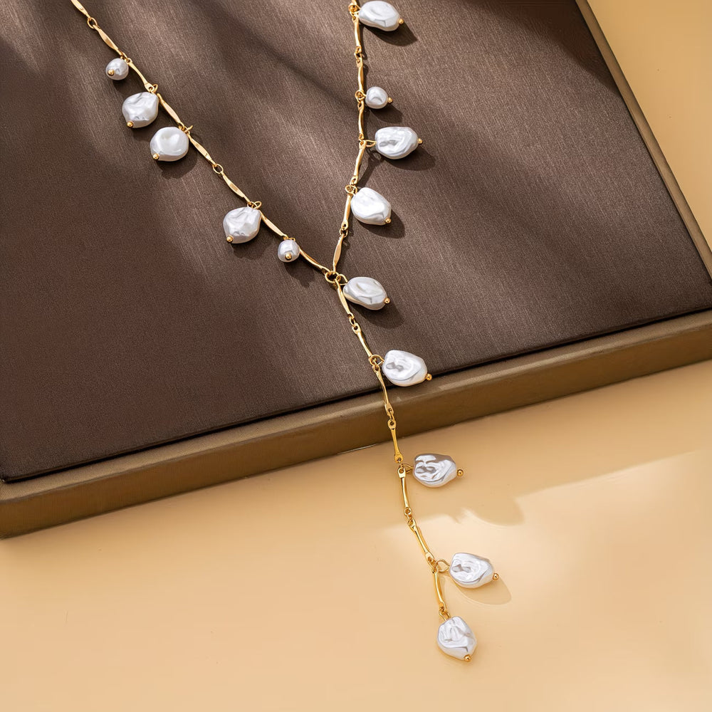 Close-up of the graduated pearl clusters along the chain