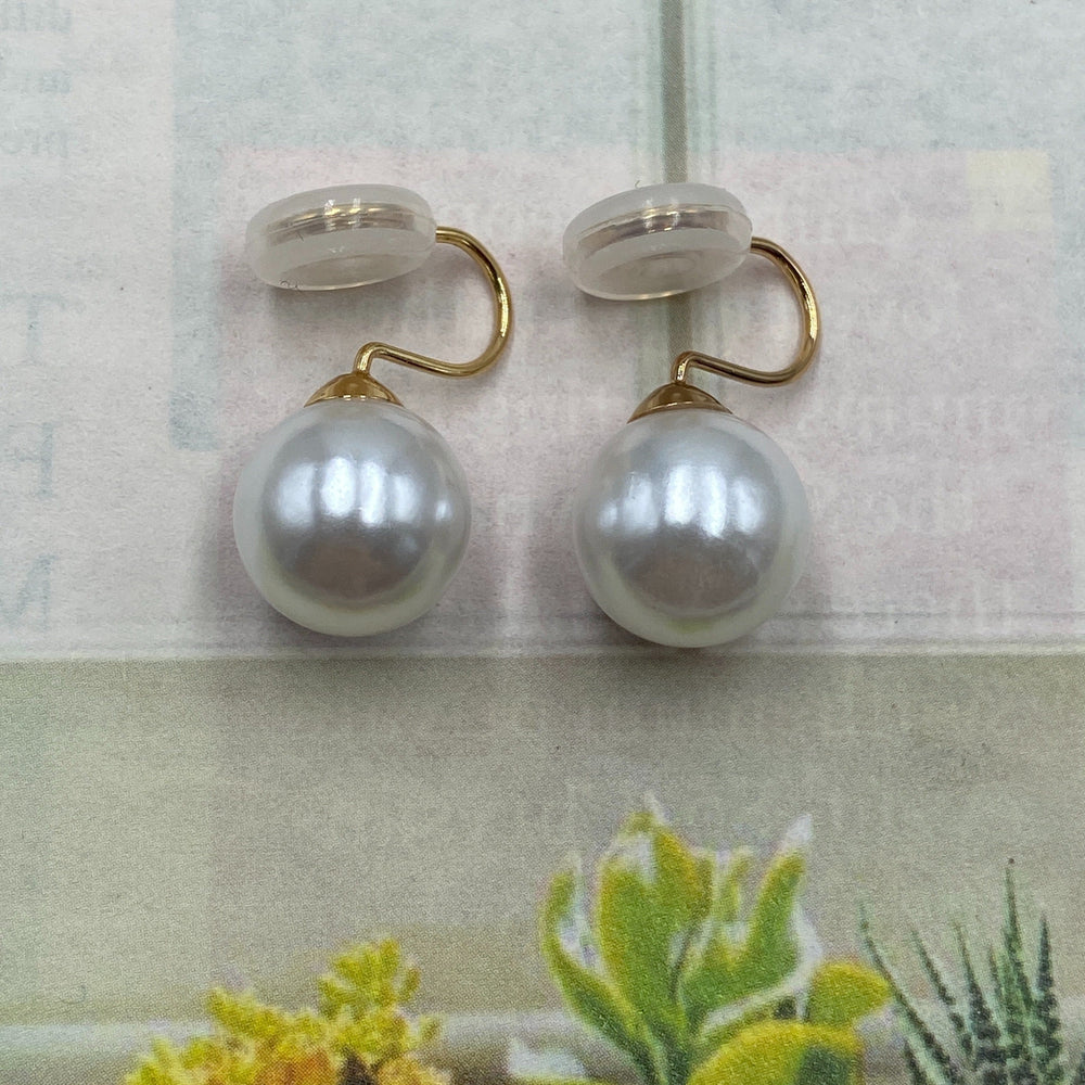 Close-up of the round pearl and clip-on mechanism