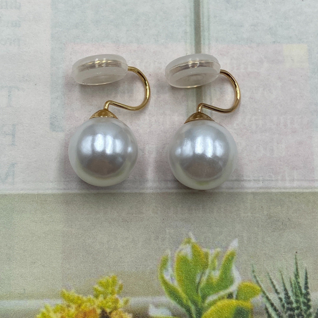 Close-up of the round pearl and clip-on mechanism