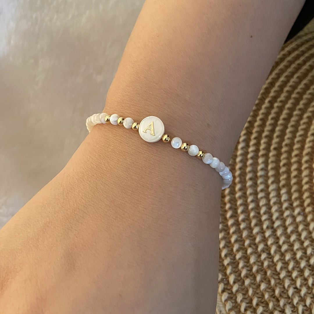Detail of the clasp and adjustable chain