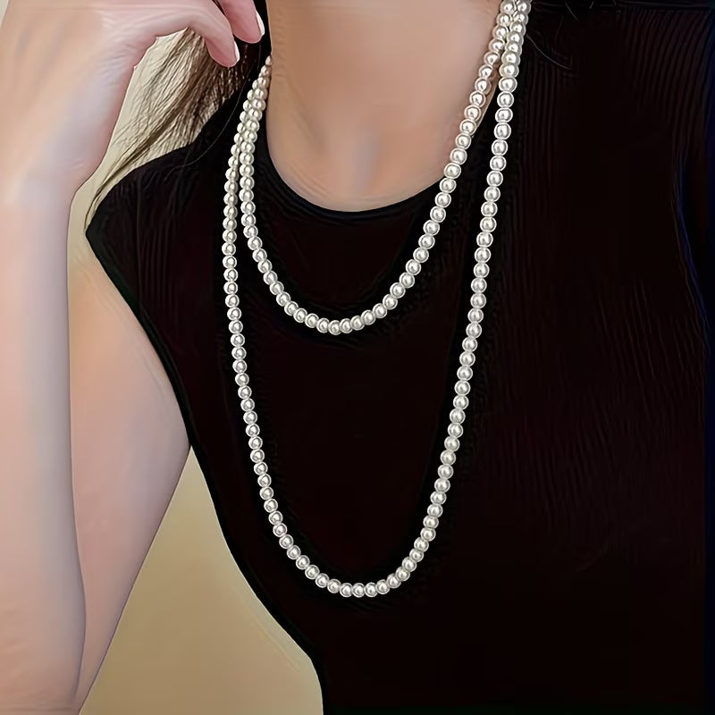 Close-up of the two rows of pearls on the chain