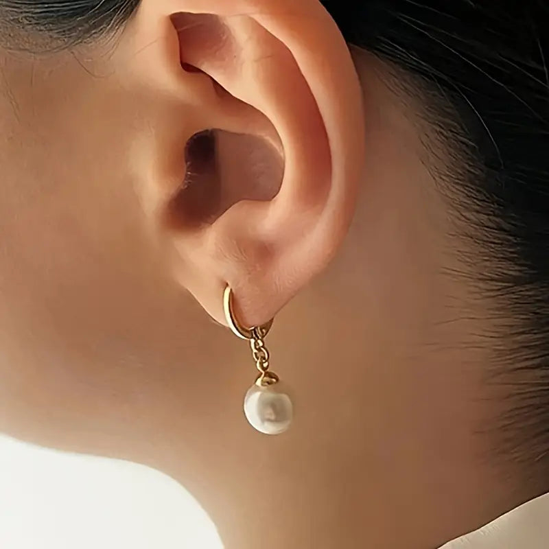 Pearl necklace set displayed on a jewellery stand
