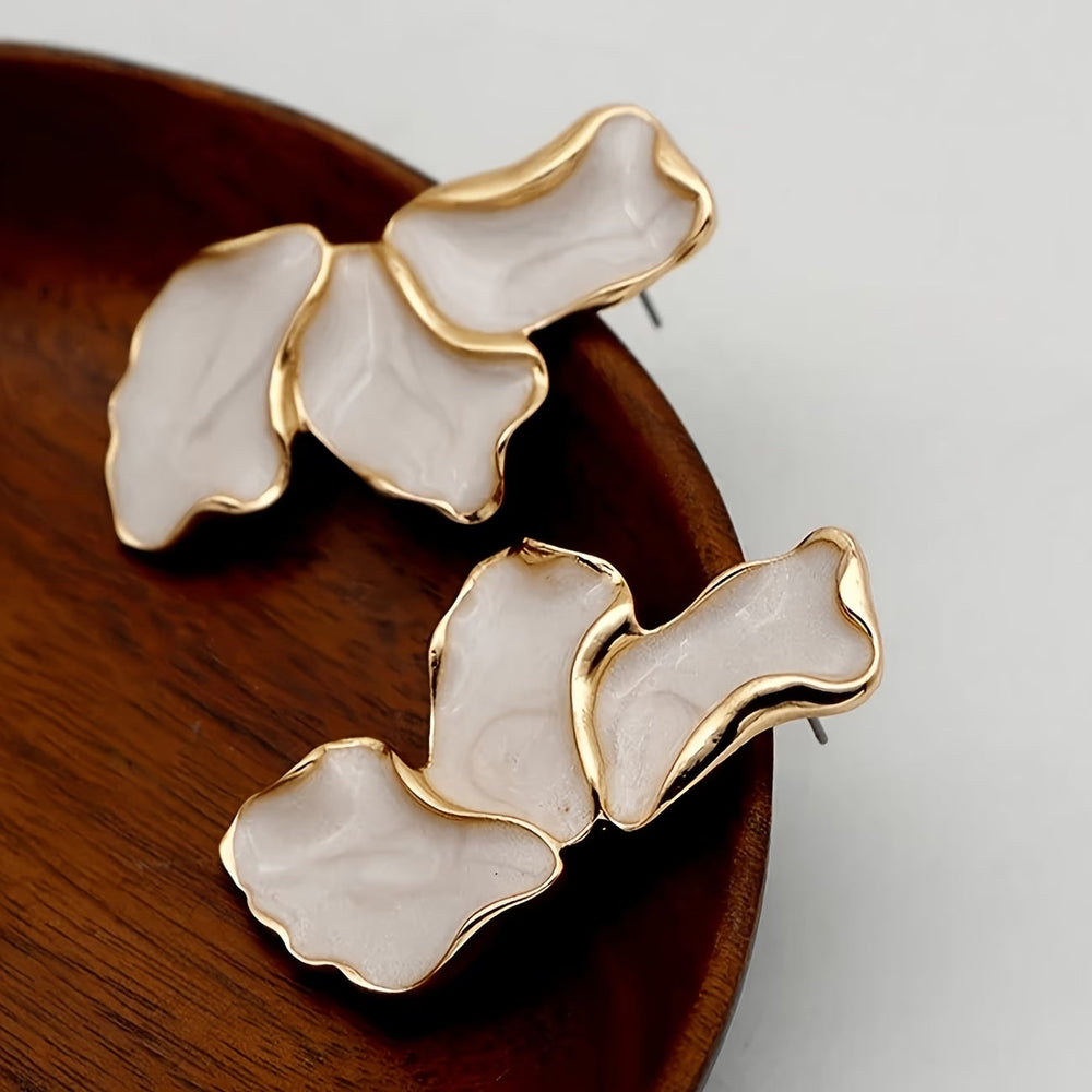 Close-up of the petal-shaped pearl earring setting