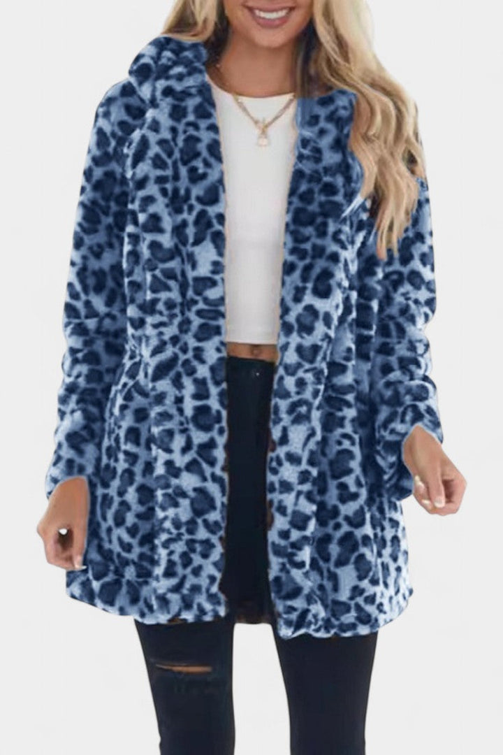 Énola statement leopard coat walking pose