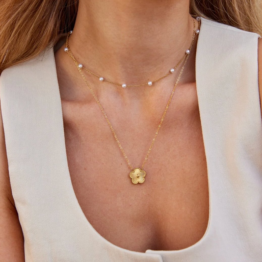 Model wearing the pearl gold necklace