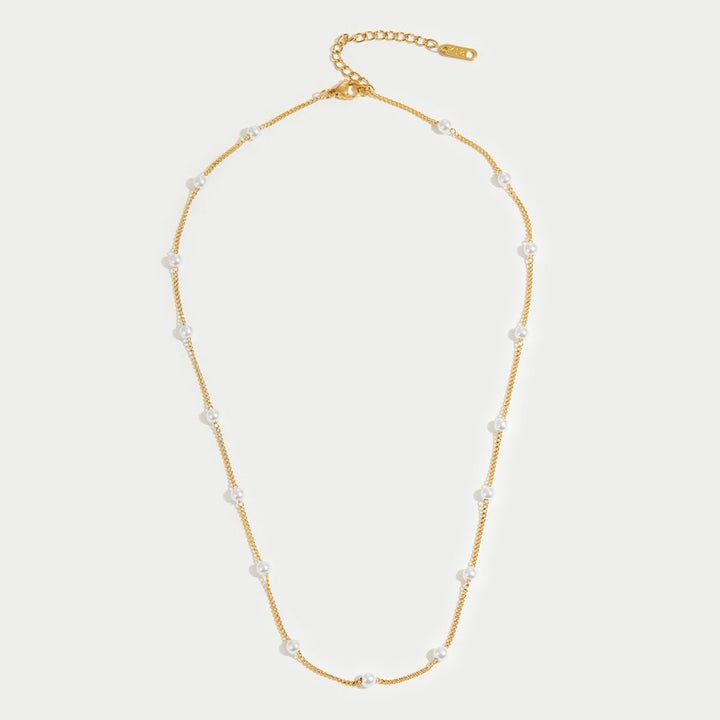 Pearl gold necklace styled with an elegant outfit