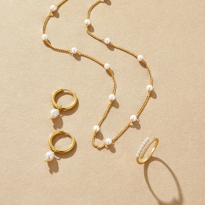 Detail shot of the pendant clasp on the necklace